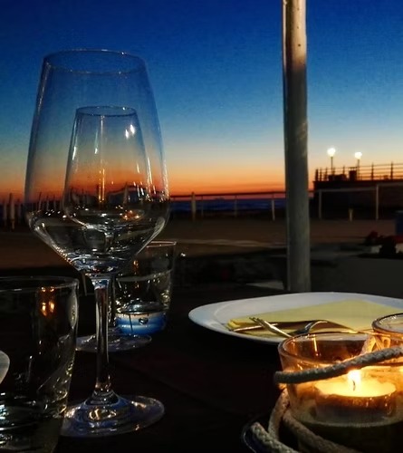 Sala ristorante vista mare copn specialità di mare